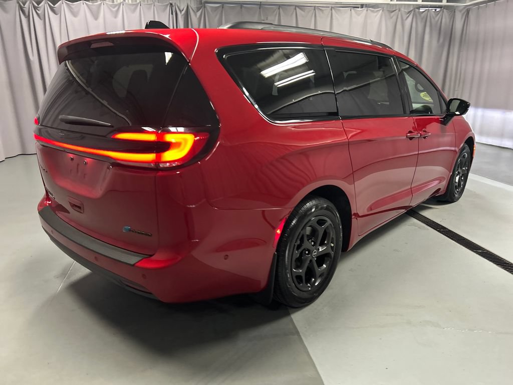 Used 2025 Chrysler Pacifica Premium FWD image 7