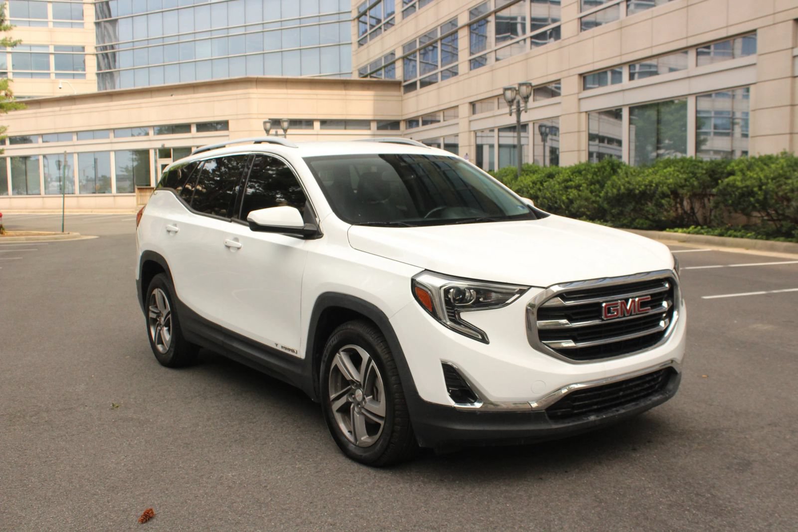 Used 2020 GMC Terrain SLT FWD image 1