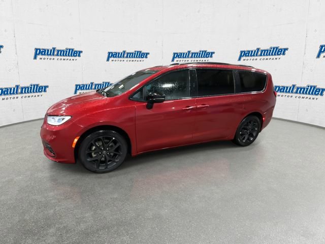 Used 2025 Chrysler Pacifica Limited image 6