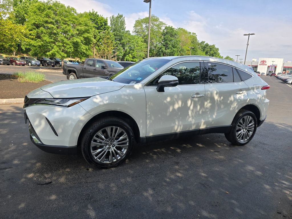 Used 2023 Toyota Venza XLE AWD/4WD image 3