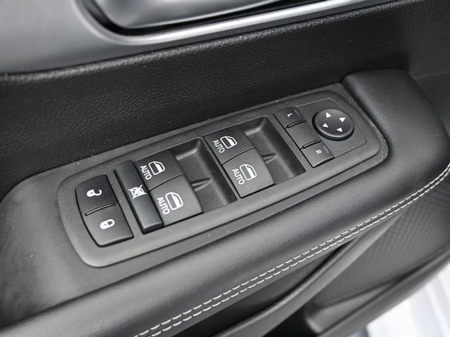 Used 2022 Chrysler Pacifica Touring-L w/ Uconnect Theater Family Group image 23