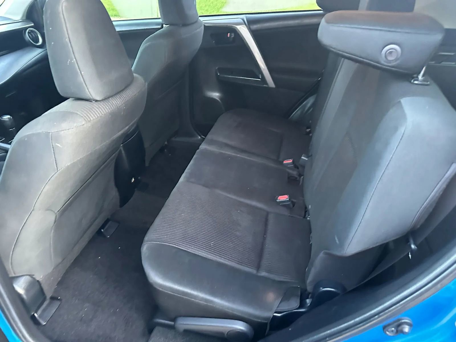 Used 2018 Toyota RAV4 LE FWD image 17