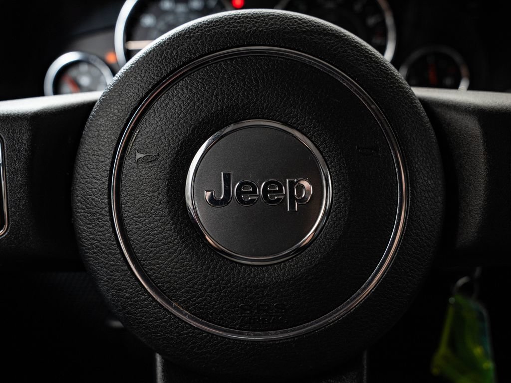 Used 2012 Jeep Wrangler Unlimited Rubicon w/ Dual Top Group AWD/4WD image 30