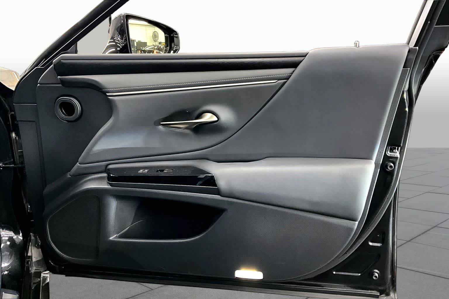Used 2025 Lexus ES 300h w/ Premium Package FWD image 23