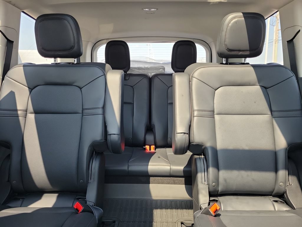 New 2026 Lincoln Aviator AWD image 17