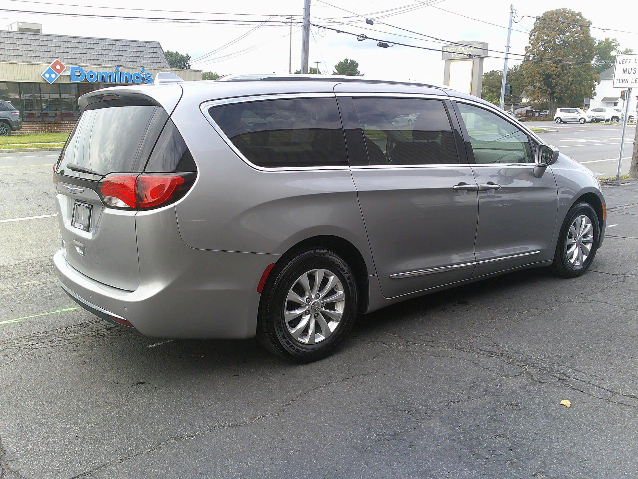 Used 2018 Chrysler Pacifica Touring-L FWD image 7