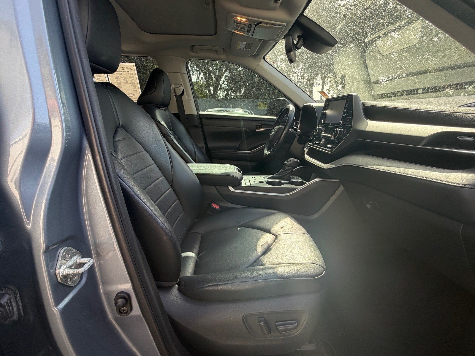 Used 2020 Toyota Highlander XLE FWD image 21