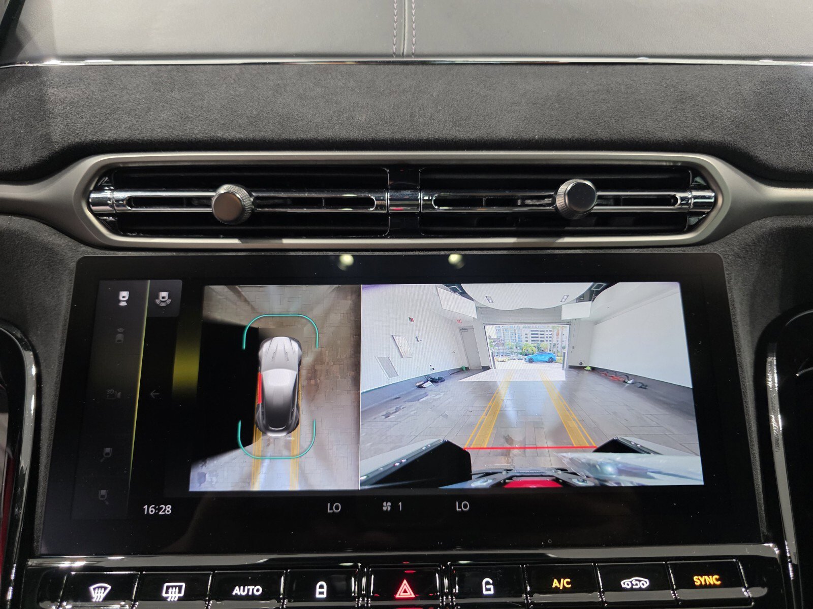 Used 2025 Aston Martin V8 Vantage Coupe image 13