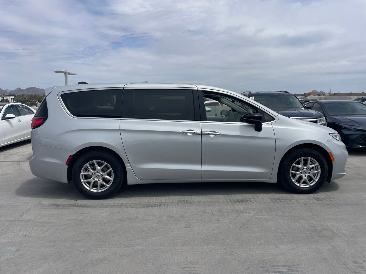 Used 2024 Chrysler Pacifica Touring-L FWD image 3