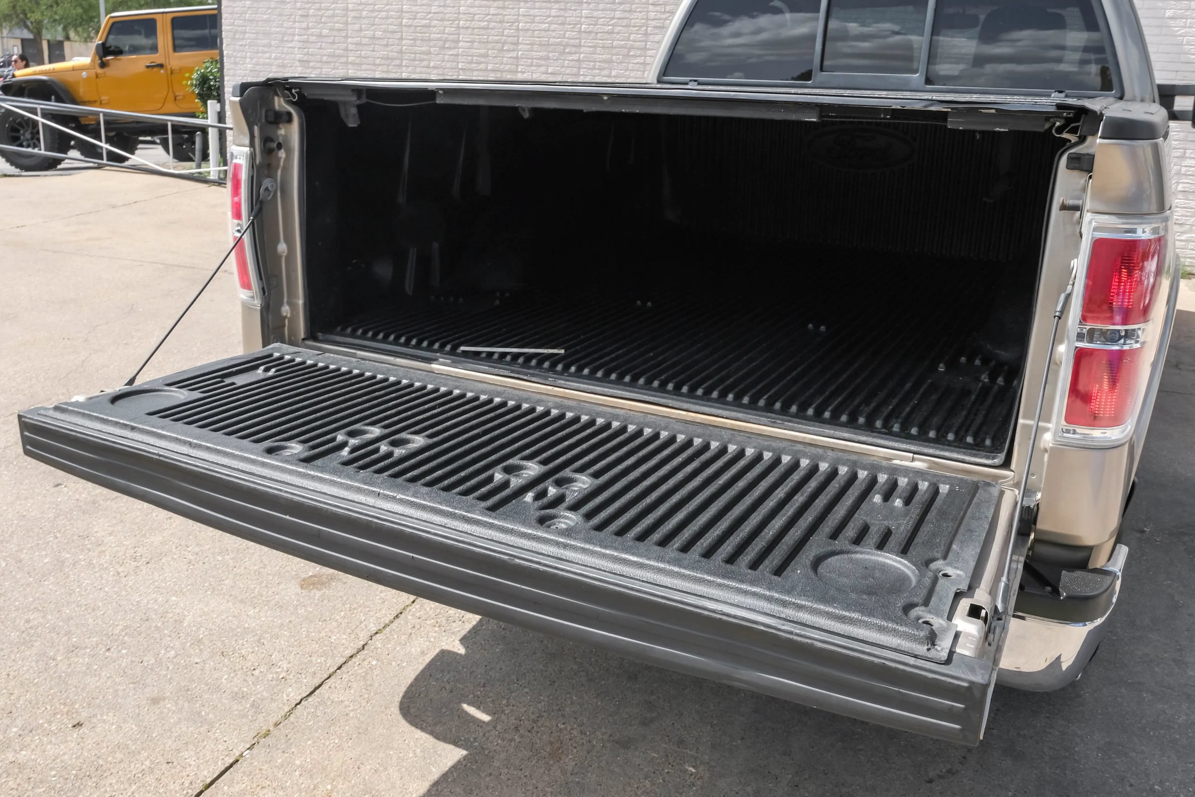 Used 2012 Ford F150 Lariat w/ Lariat Chrome Pkg AWD/4WD image 44