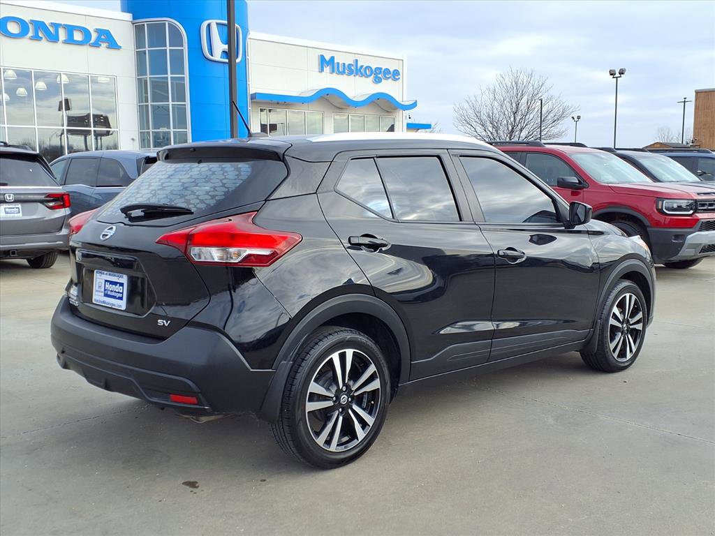 Used 2018 Nissan Kicks SV image 2