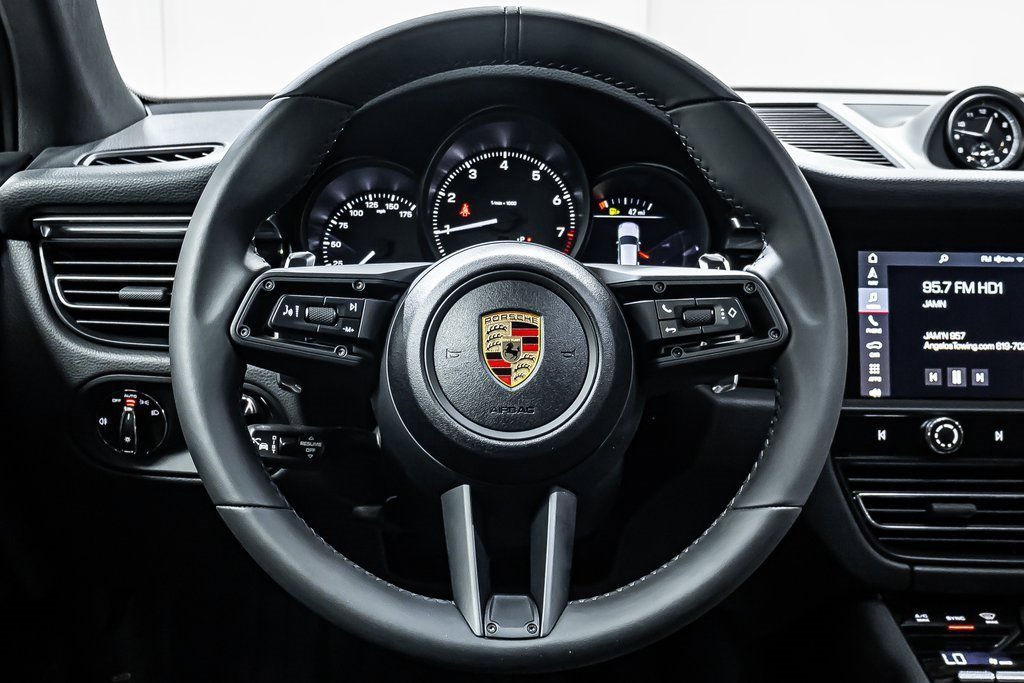 Certified 2025 Porsche Macan image 14