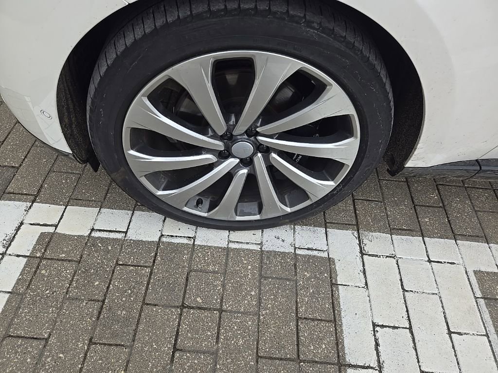 Used 2024 Land Rover Range Rover Long Wheelbase Autobiography image 10