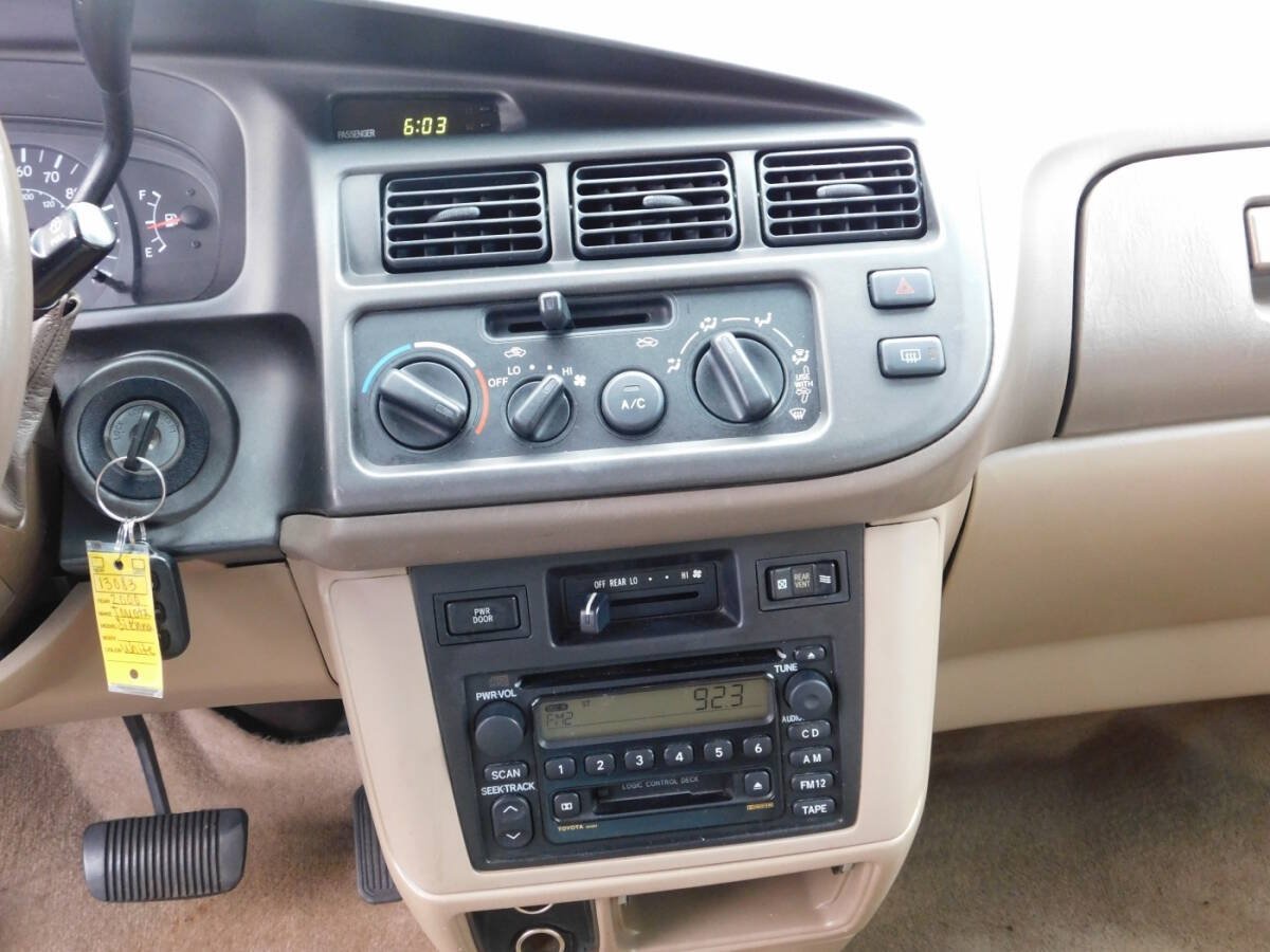 Used 2000 Toyota Sienna LE w/ LE Extra Value Pkg FWD image 11