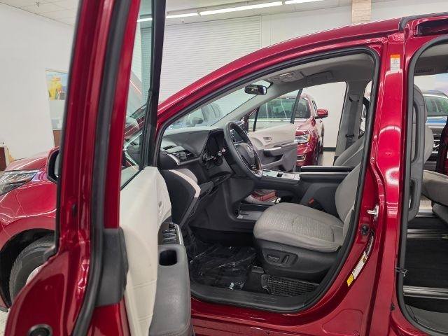 Used 2022 Toyota Sienna LE FWD image 8
