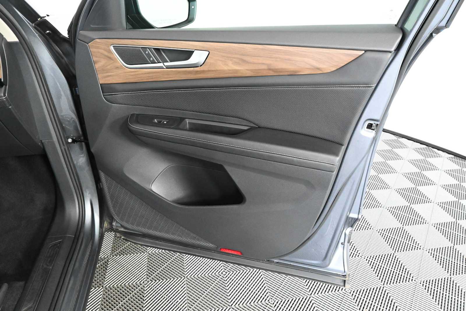 Certified 2024 Volkswagen Atlas SE FWD image 8