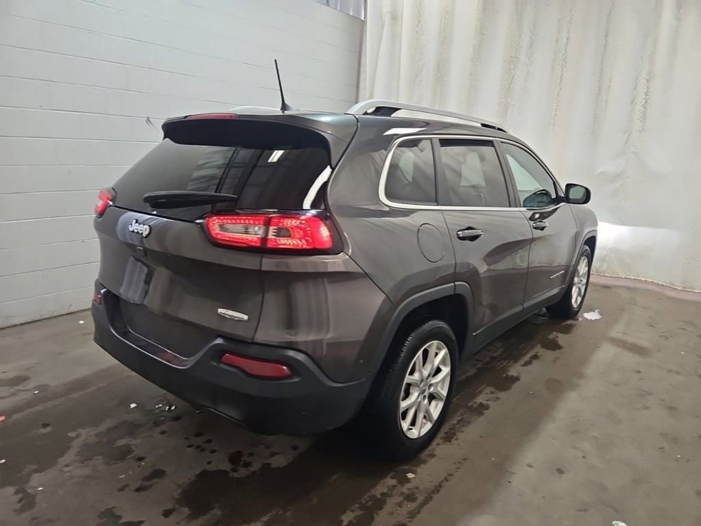 Used 2017 Jeep Cherokee Latitude w/ Cold Weather Group FWD image 6