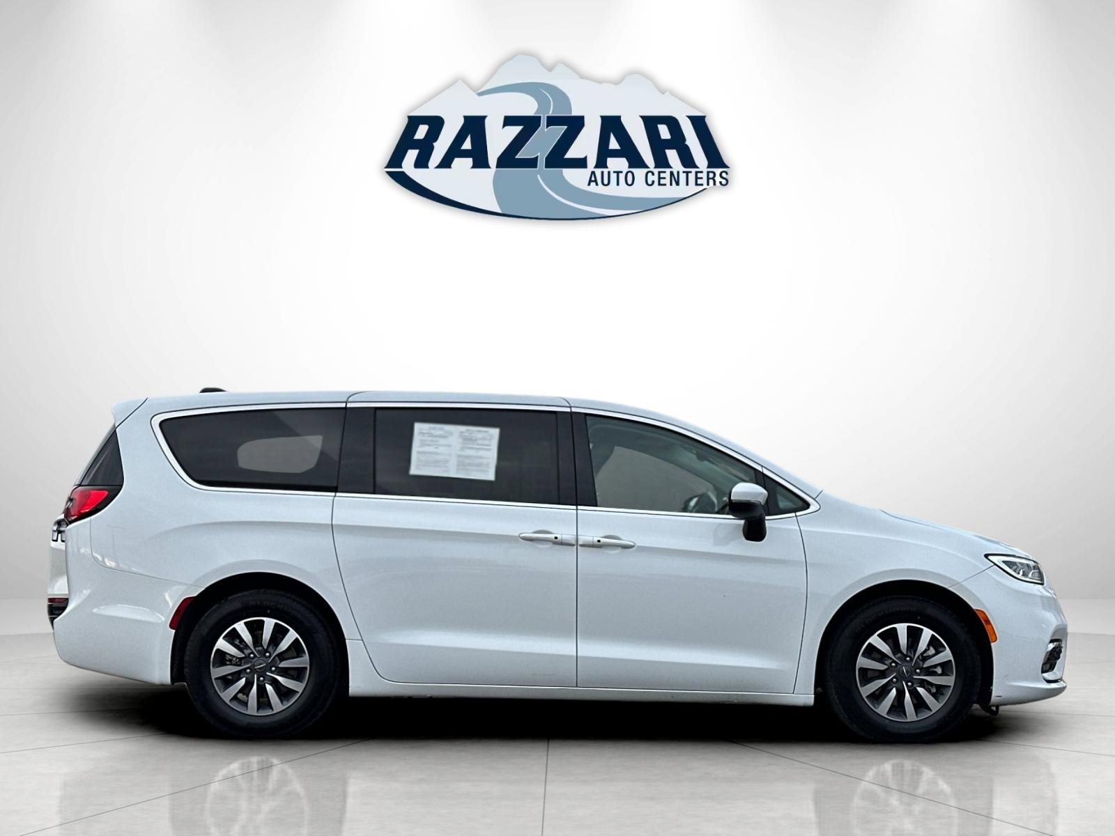 Used 2023 Chrysler Pacifica Touring-L image 2