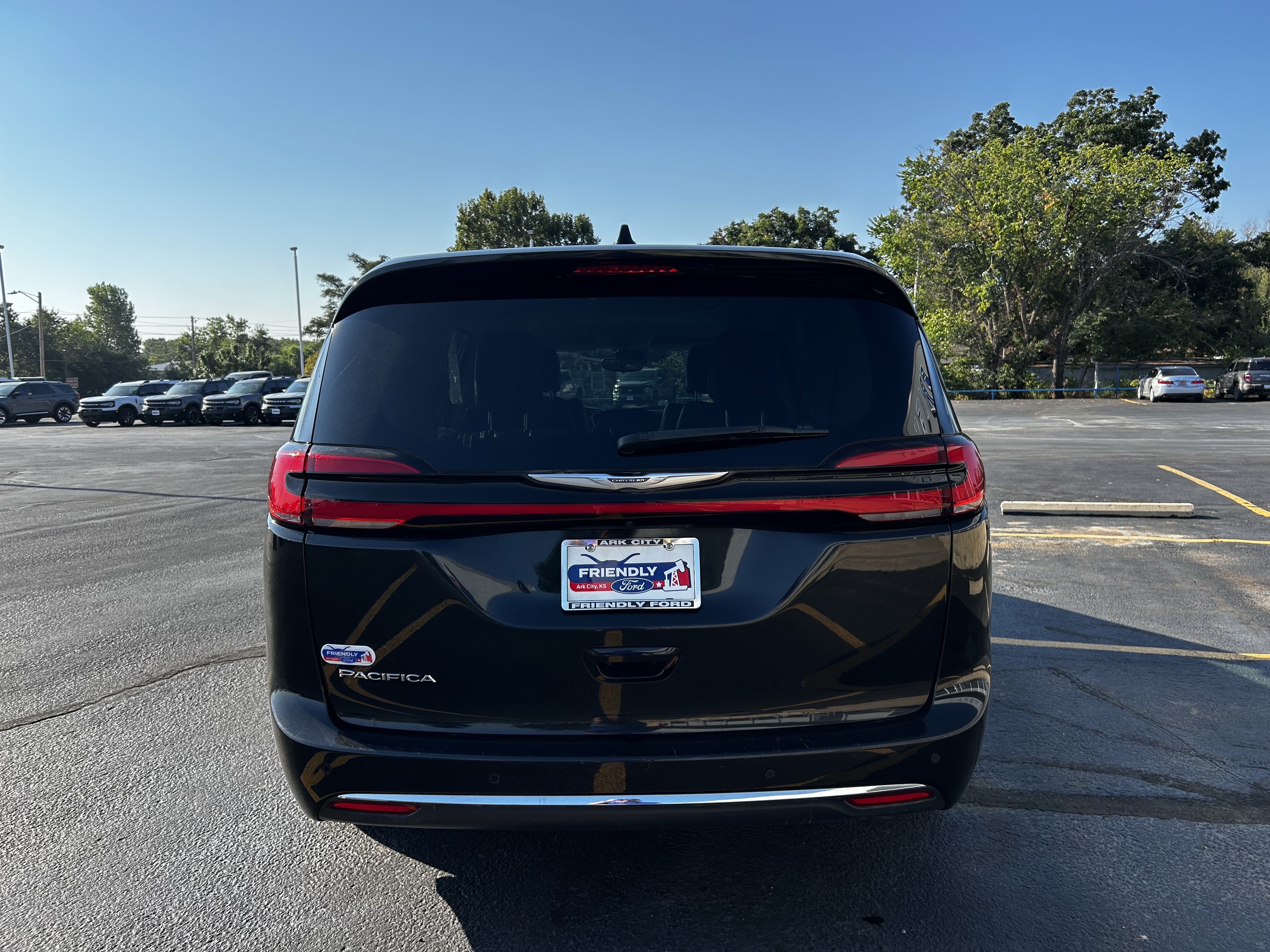 Used 2023 Chrysler Pacifica Touring-L FWD image 8