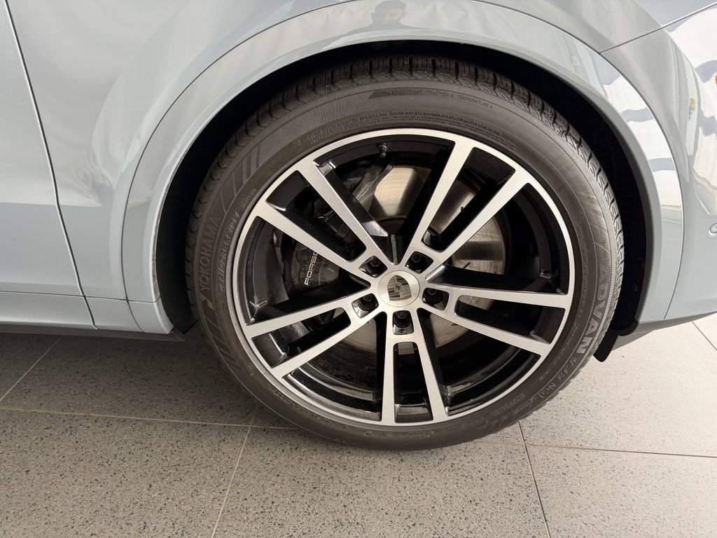 Certified 2025 Porsche Cayenne Turbo AWD/4WD image 13