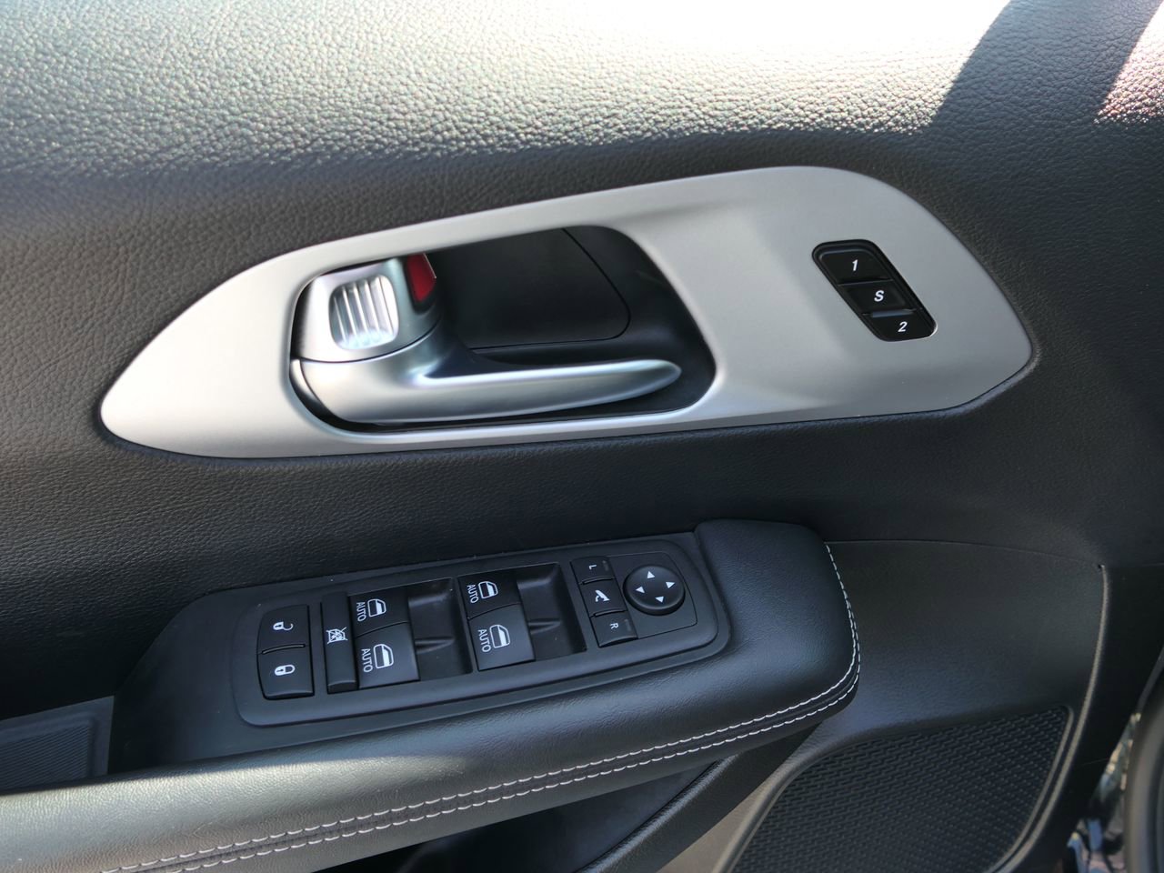 Used 2025 Chrysler Pacifica Limited image 13