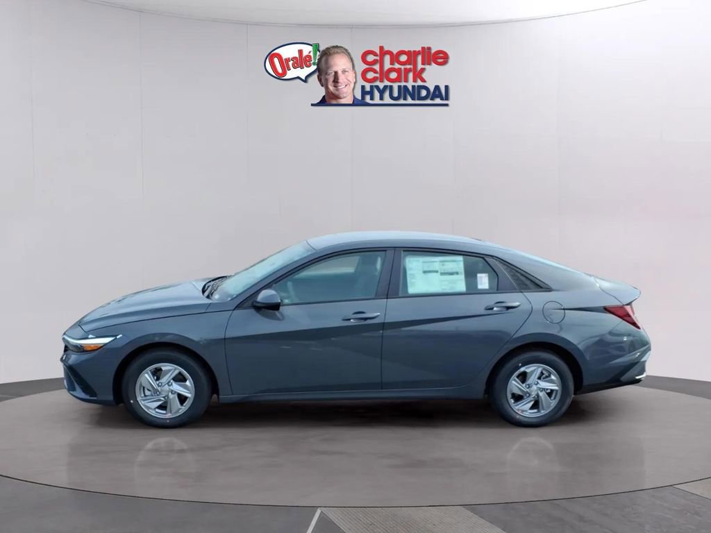 New 2026 Hyundai Elantra SE FWD image 2