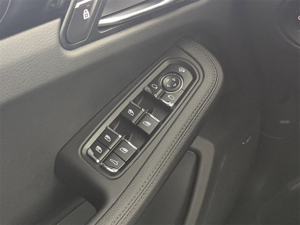 Used 2025 Porsche Macan Base w/ Premium Package Plus image 14