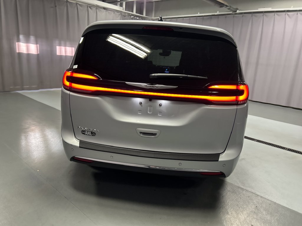 Used 2026 Chrysler Pacifica Select FWD image 6