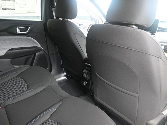 Used 2025 Jeep Compass Sport w/ Mopar Graphics Package image 15
