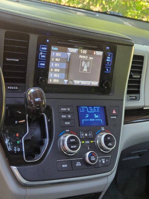 Used 2016 Toyota Sienna XLE FWD image 21