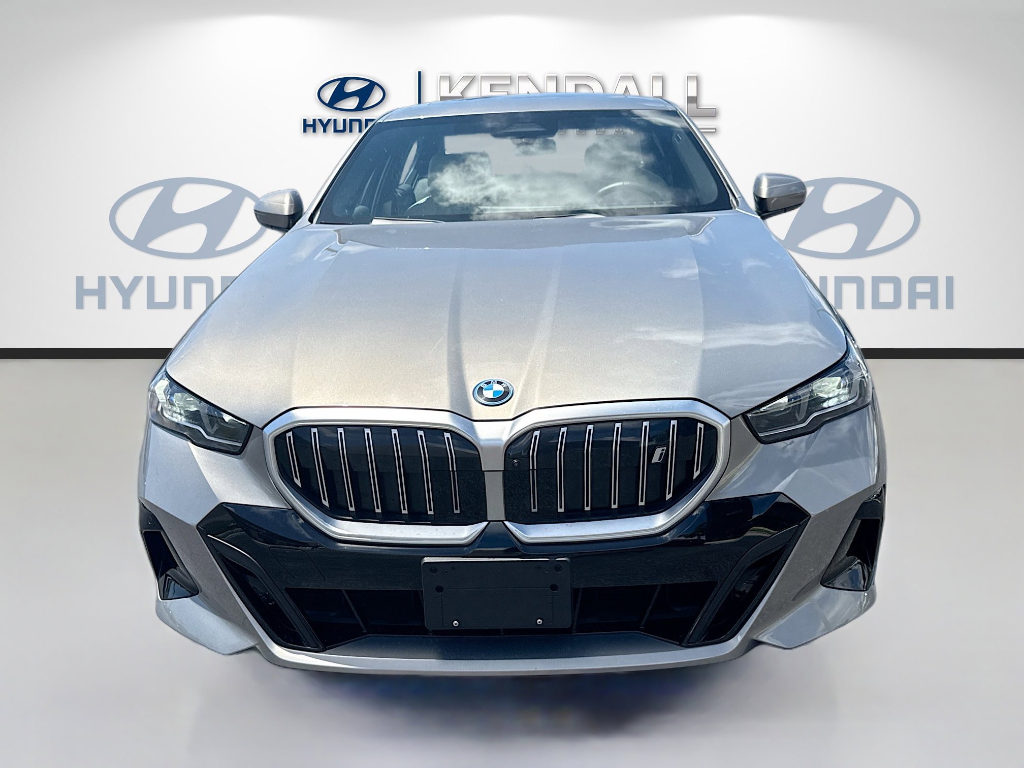 Used 2025 BMW i5 xDrive40 w/ M Sport Package AWD/4WD image 2