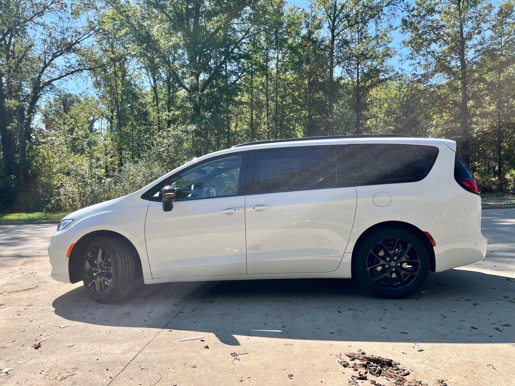 New 2026 Chrysler Pacifica Limited image 5