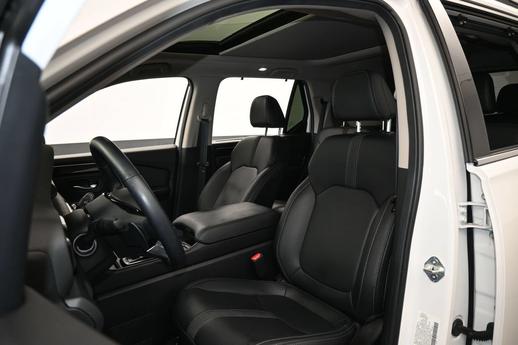 Used 2025 Honda Pilot Touring image 10