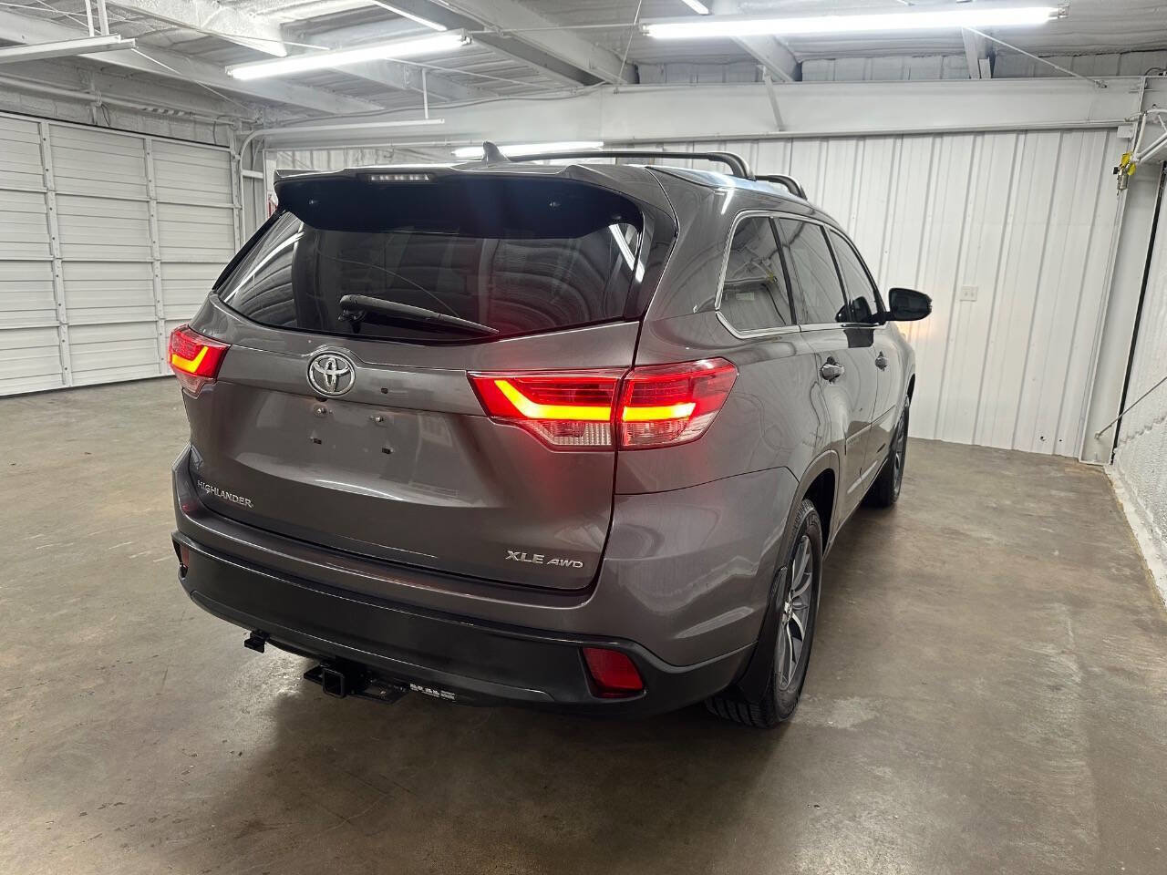 Used 2018 Toyota Highlander XLE image 11