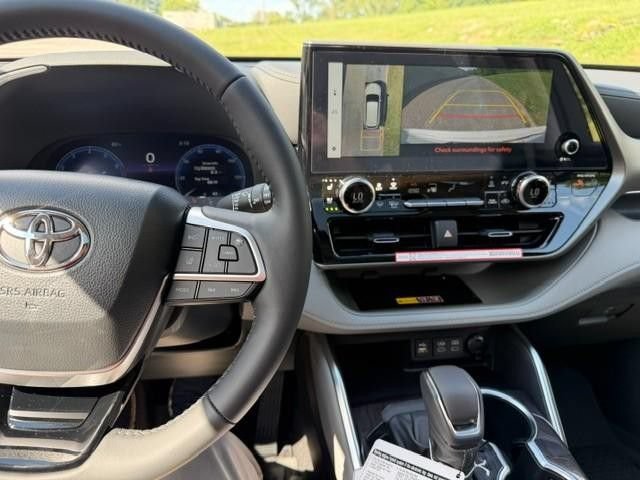 New 2026 Toyota Highlander Limited AWD/4WD image 12