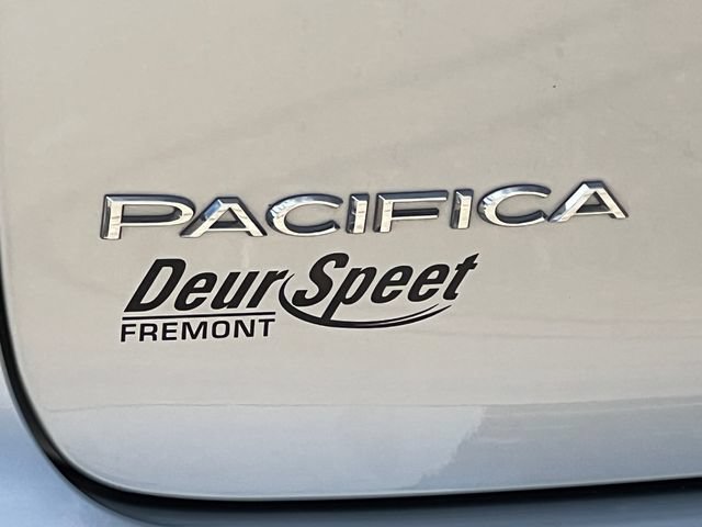 Used 2023 Chrysler Pacifica Touring-L FWD image 49