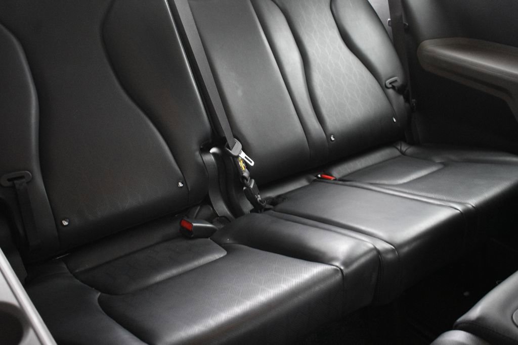 Used 2025 Kia Carnival FWD image 30