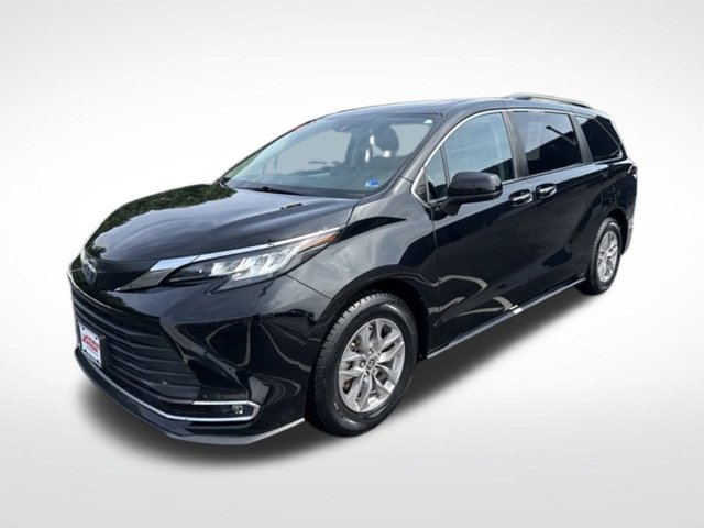 Used 2023 Toyota Sienna XLE FWD image 4