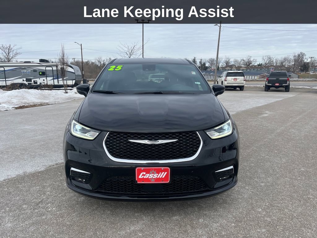 Used 2025 Chrysler Pacifica Select image 10