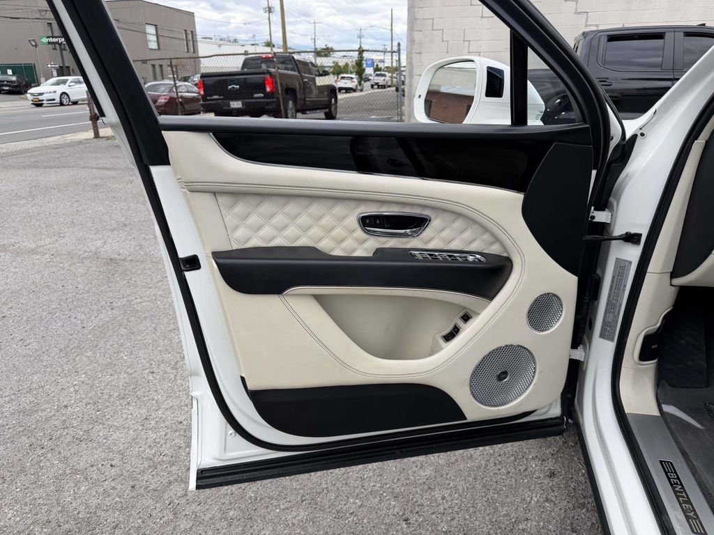 Used 2022 Bentley Bentayga AWD/4WD image 22