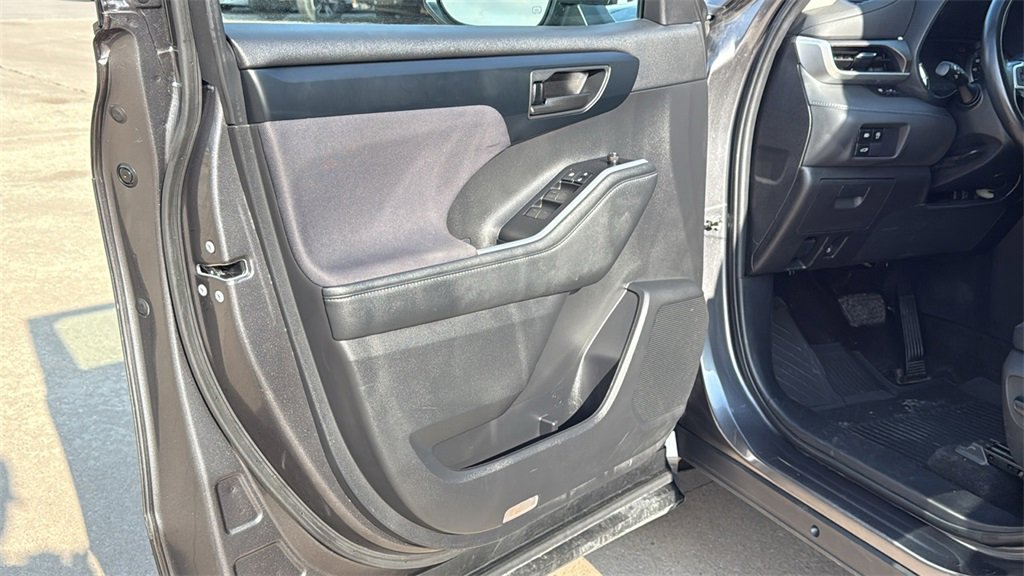 Used 2023 Toyota Highlander LE image 9