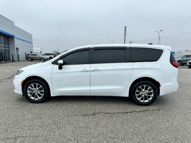 Used 2023 Chrysler Pacifica Touring-L image 2
