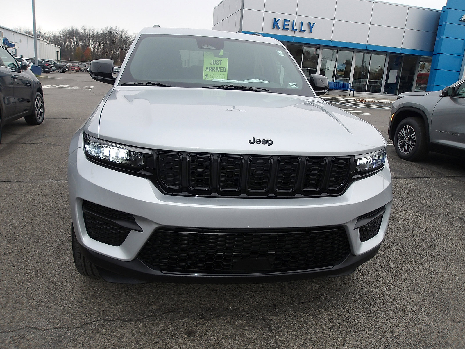 Used 2025 Jeep Grand Cherokee Altitude image 2