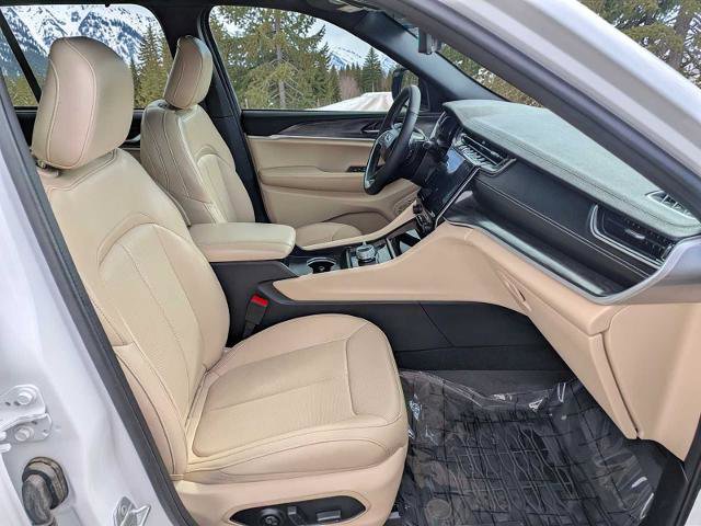 Used 2025 Jeep Grand Cherokee Limited w/ Luxury Tech Group II image 19