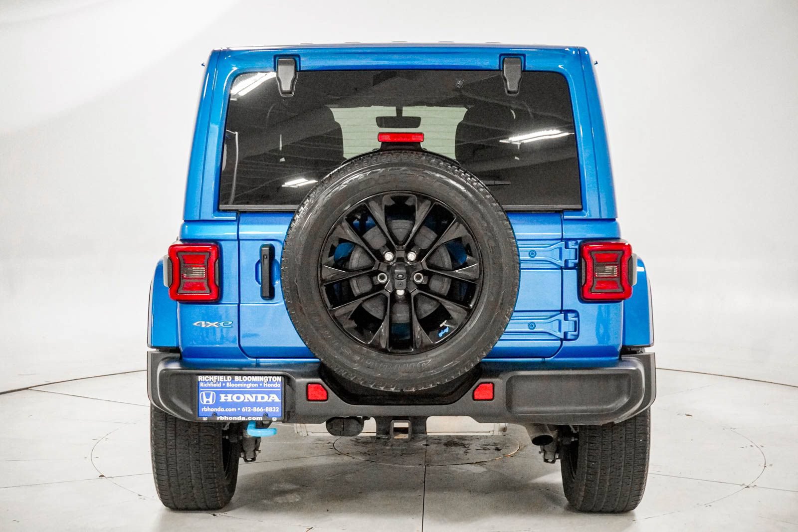 Used 2023 Jeep Wrangler Unlimited Sahara w/ Cold Weather Group AWD/4WD image 6