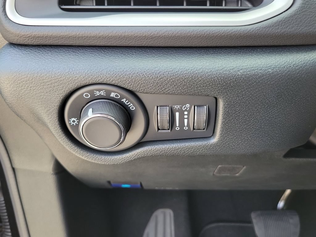 New 2026 Chrysler Voyager LX FWD image 28