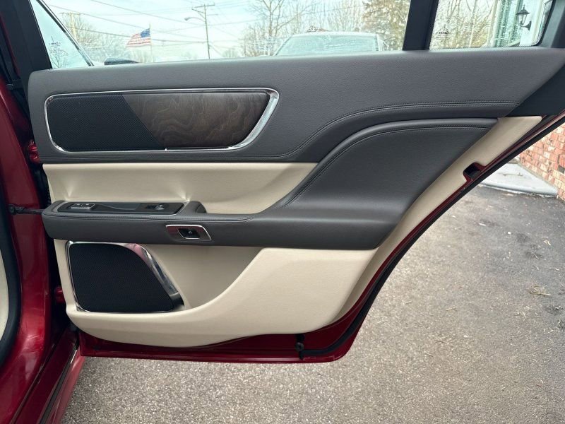 Used 2018 Lincoln Continental Select image 20