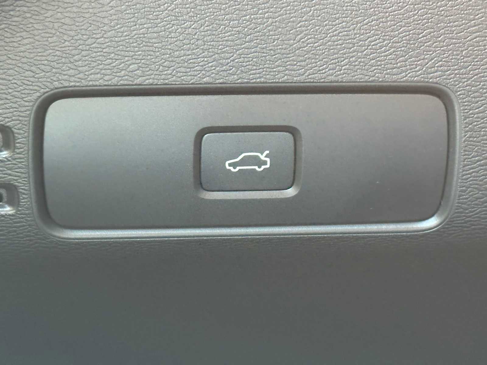 New 2026 Volvo XC40 B5 Ultra w/ Protection Package Premier image 32