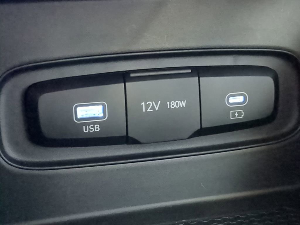 Used 2025 Hyundai Venue SE image 21