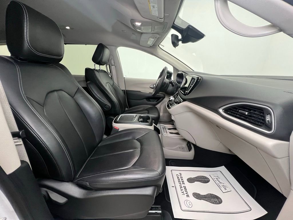 Used 2024 Chrysler Pacifica Touring-L image 11